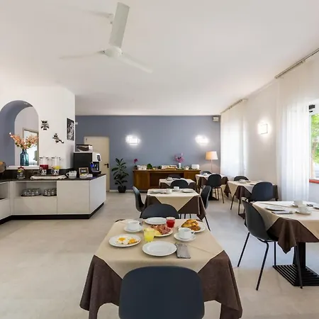 New Garden Hotel 2*